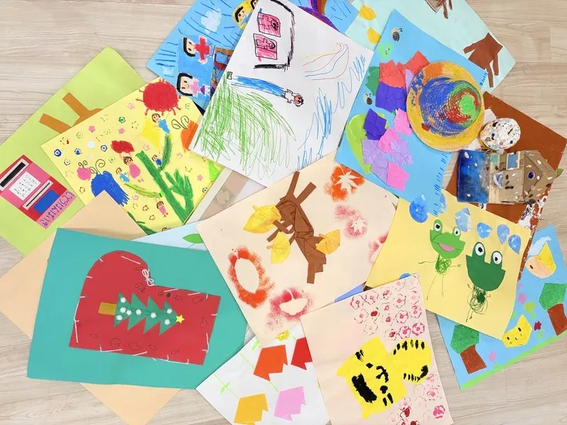 増え続ける子どもの絵や工作、収納に悩むご家庭の風景