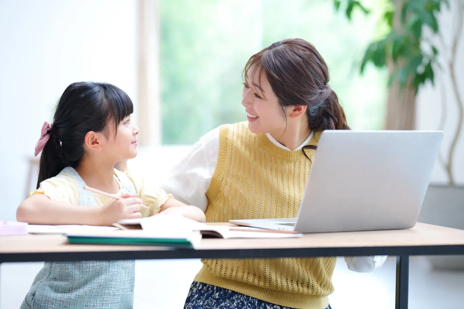 子どもがやり遂げたことを、親が拍手や笑顔で受け止めている自然なカット