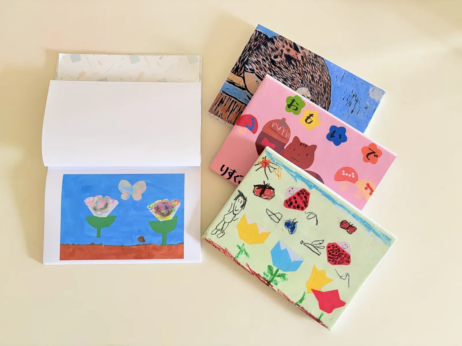 子どもの絵をキャンバス地の本に製本したアーティストブックの実物