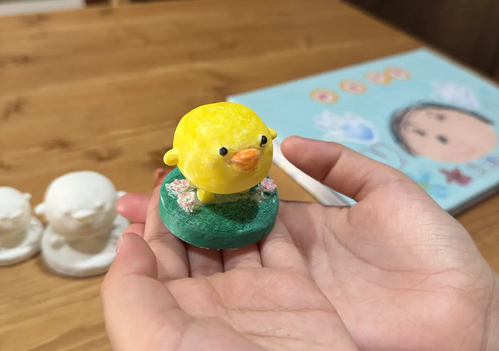 子どもが描いたキャラクターを約6cmの立体フィギュアにして手のひらに乗せたカット