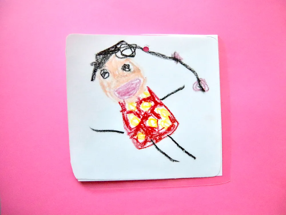 子どもがクレヨンで描いた、人の絵